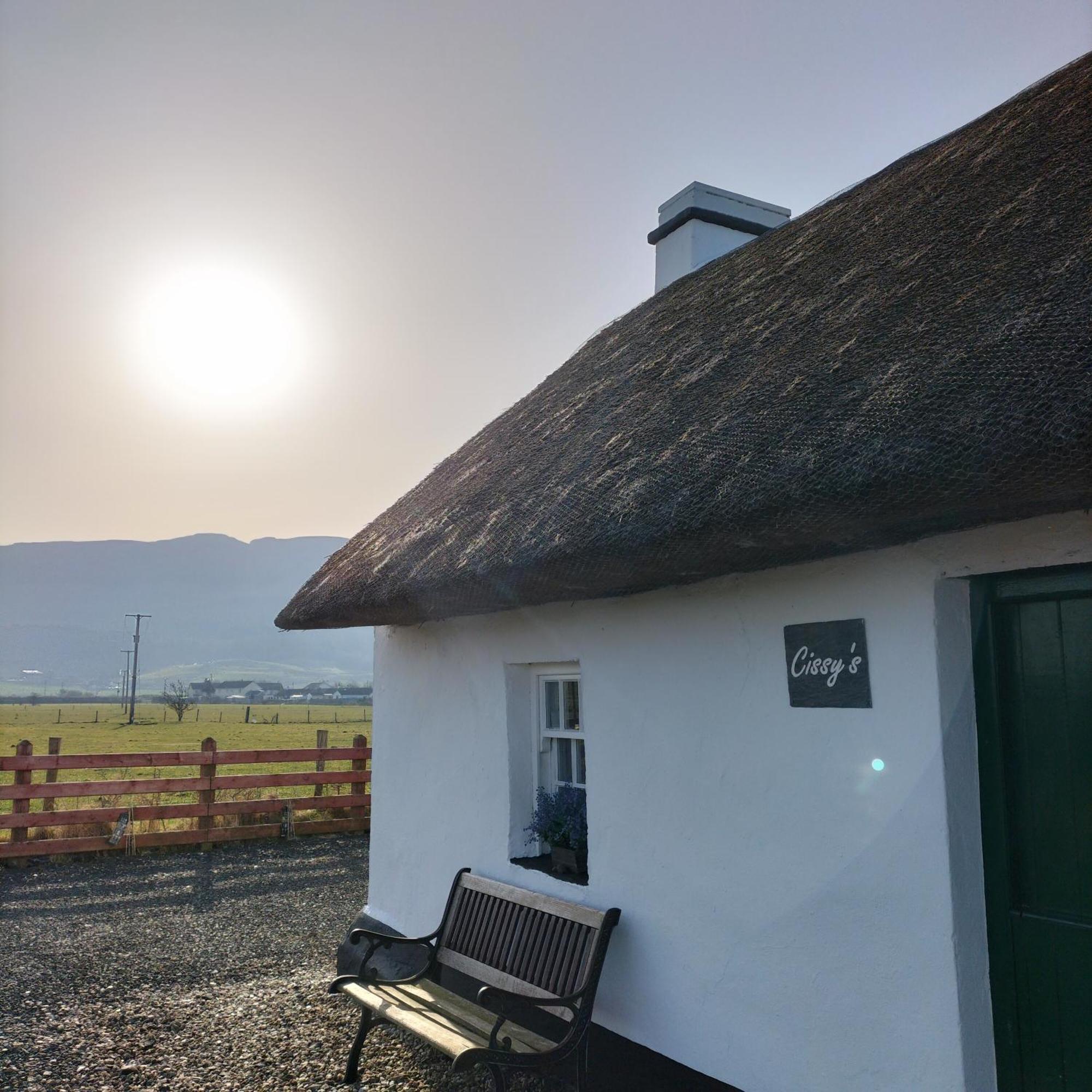Cissy'S Cottage - Traditional Thatched Cottage, Near To Beach Aghanloo 外观 照片