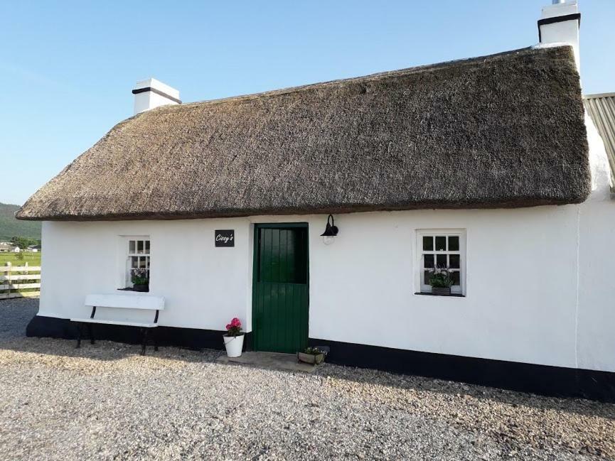 Cissy'S Cottage - Traditional Thatched Cottage, Near To Beach Aghanloo 外观 照片