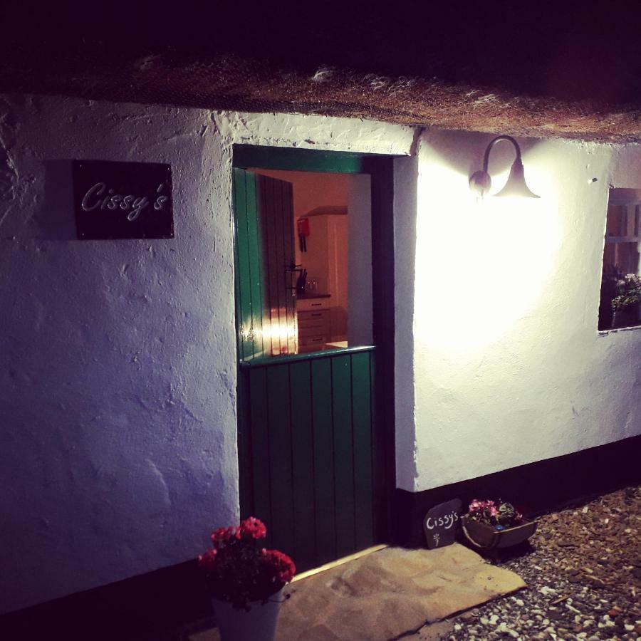 Cissy'S Cottage - Traditional Thatched Cottage, Near To Beach Aghanloo 外观 照片